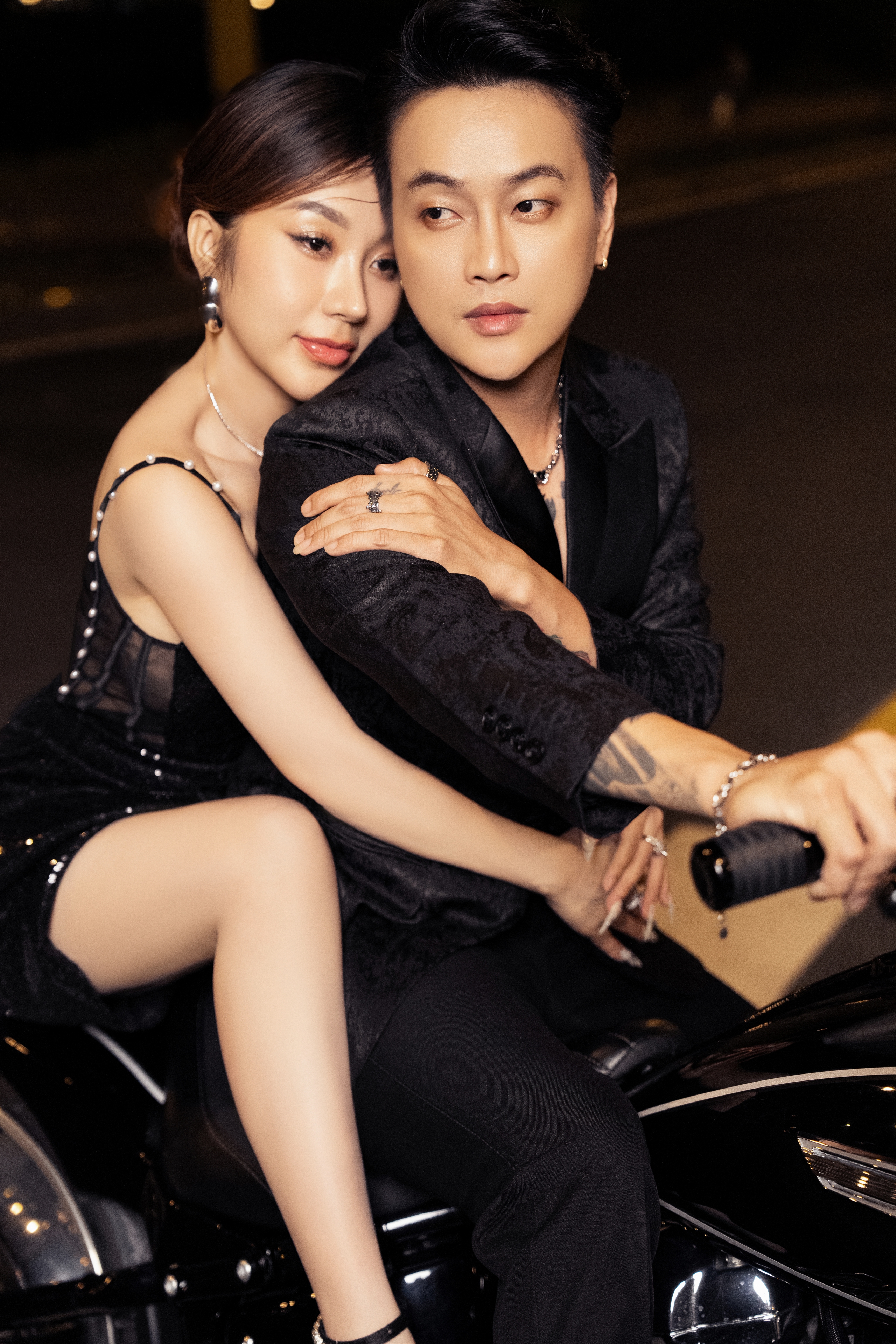 Loạt ảnh cưới siêu gợi cảm của ca sĩ TiTi (HKT) và nữ DJ Nhung Babie- Ảnh 3.