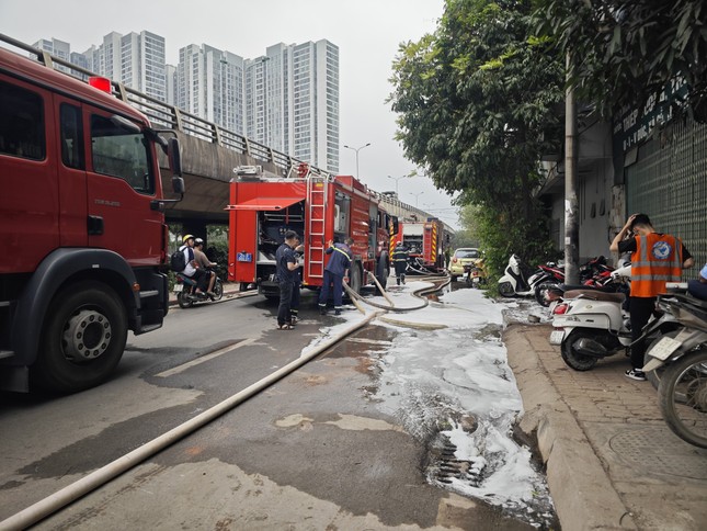 Hà Nội: Cháy lớn tại khu lán kinh doanh sắt vụn, cho thuê cốt pha- Ảnh 3.