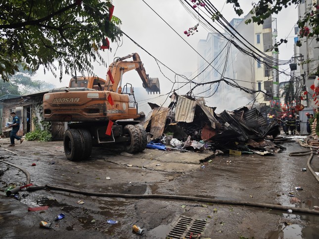 Hà Nội: Cháy lớn tại khu lán kinh doanh sắt vụn, cho thuê cốt pha- Ảnh 1.