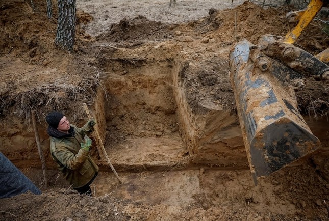 Lực lượng Ukraine đào hào suốt ngày đêm để tăng cường phòng thủ- Ảnh 6.