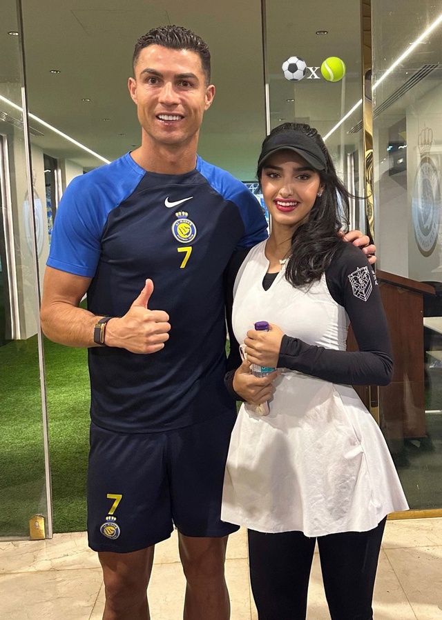 Mỹ nhân gây sốt với tấm hình chụp chung với Ronaldo, fan trầm trồ khi biết danh tính cô nàng- Ảnh 1.