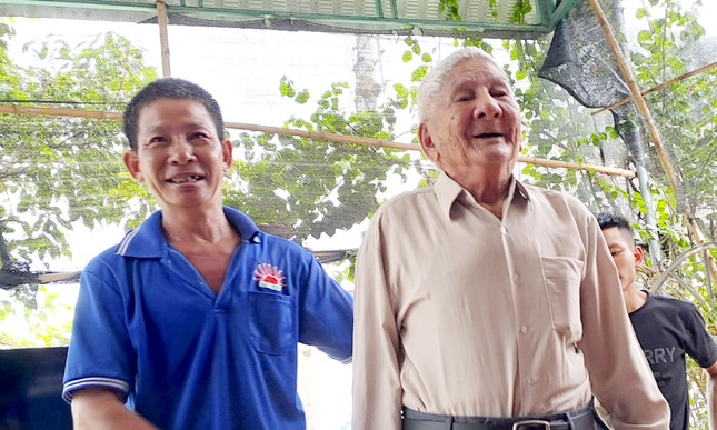 Cha già 94 tuổi gặp lại con trai sau gần 50 năm lưu lạc- Ảnh 1.