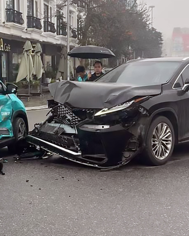 Ảnh TNGT: Lexus RX vỡ nát đầu xe vì đâm vào VinFast VF e34- Ảnh 2.
