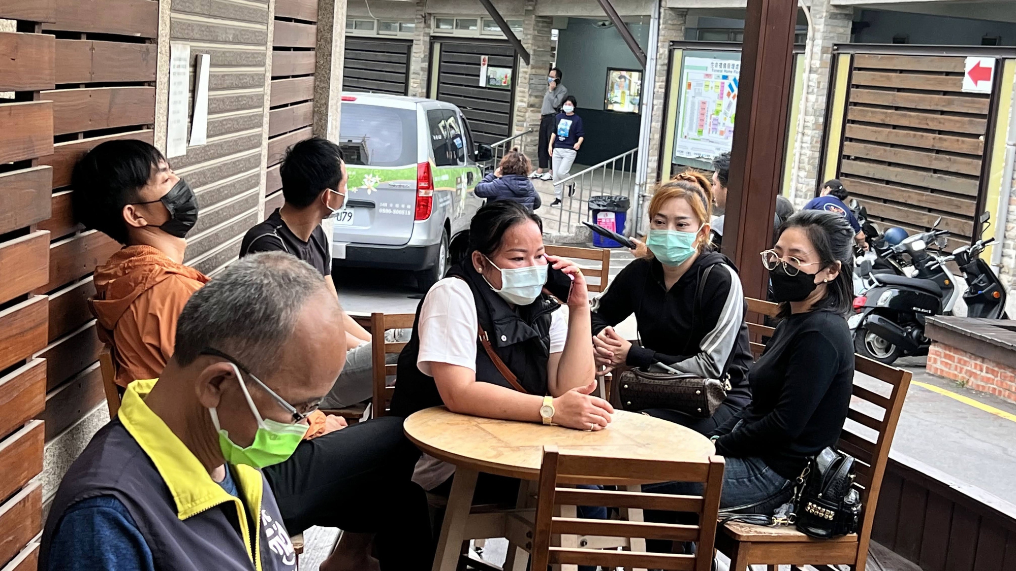 Một nhóm người Việt tạm lánh tại khu vực an toàn ở TP Đào Viên, Đài Loan - Trung Quốc sau khi xảy ra động đất ngày 3-4