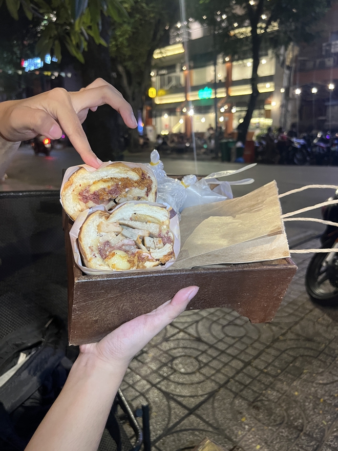 Bánh mì Trạng đang rần rần MXH có gì hot: Ổ bánh 