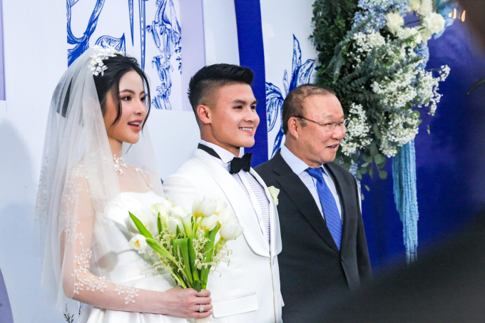 HLV Troussier và HLV Park Hang-seo cùng vắng mặt ở đám cuới Quang Hải, vợ chồng Phan Văn Đức cũng không tham dự- Ảnh 2.