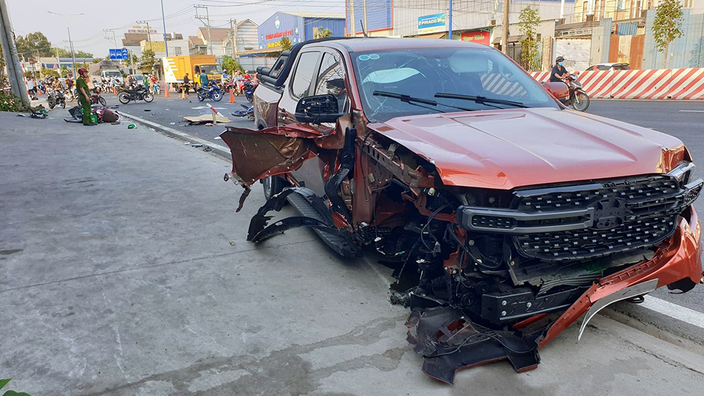 Ảnh TNGT: Ford Ranger tông hàng loạt xe máy trước khi đâm bật gốc cây và biển báo giao thông- Ảnh 5.