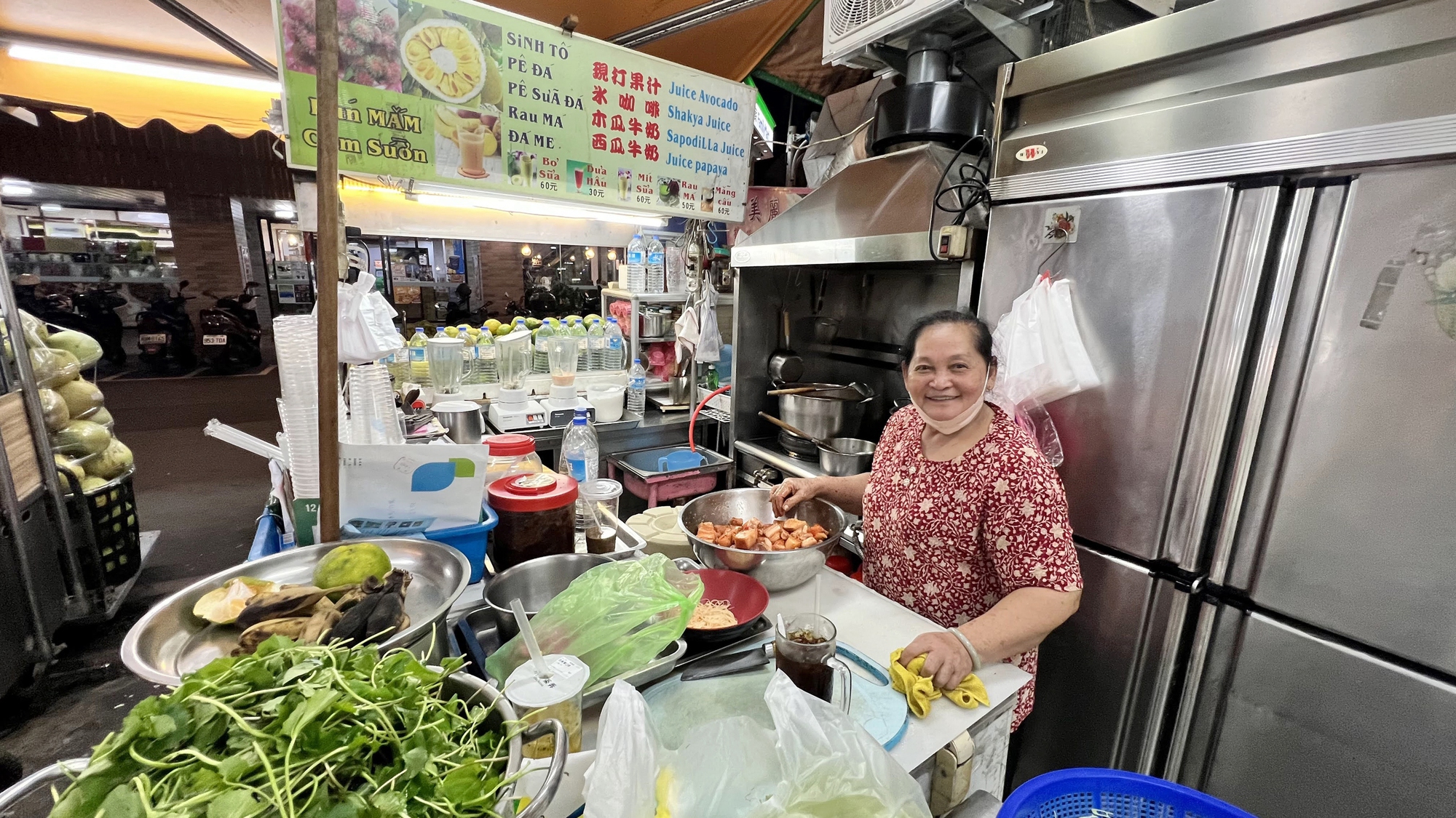 Bà Nguyễn Minh Tú, chủ quán bún mắm ở TP Đào Viên, Đài Loan (Trung Quốc), sắp xếp lại hàng quán để buôn bán sau động đất Ảnh: LÊ PHONG