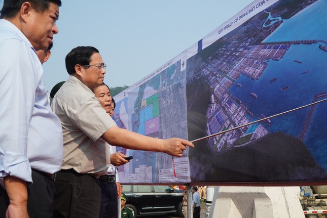Thủ tướng bấm nút khởi công dự án gần 1.700 tỷ đồng tại cảng Chân Mây- Ảnh 5.
