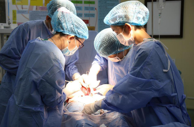Người phụ nữ ở Bạc Liêu bỗng đau bụng dữ dội, phẫu thuật lấy ra được một thứ nặng đến 900 gram- Ảnh 2.