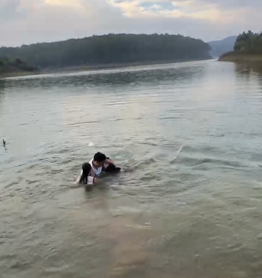 Du khách lao mình xuống Hồ Tuyền Lâm cứu bé trai đuối nước- Ảnh 1.