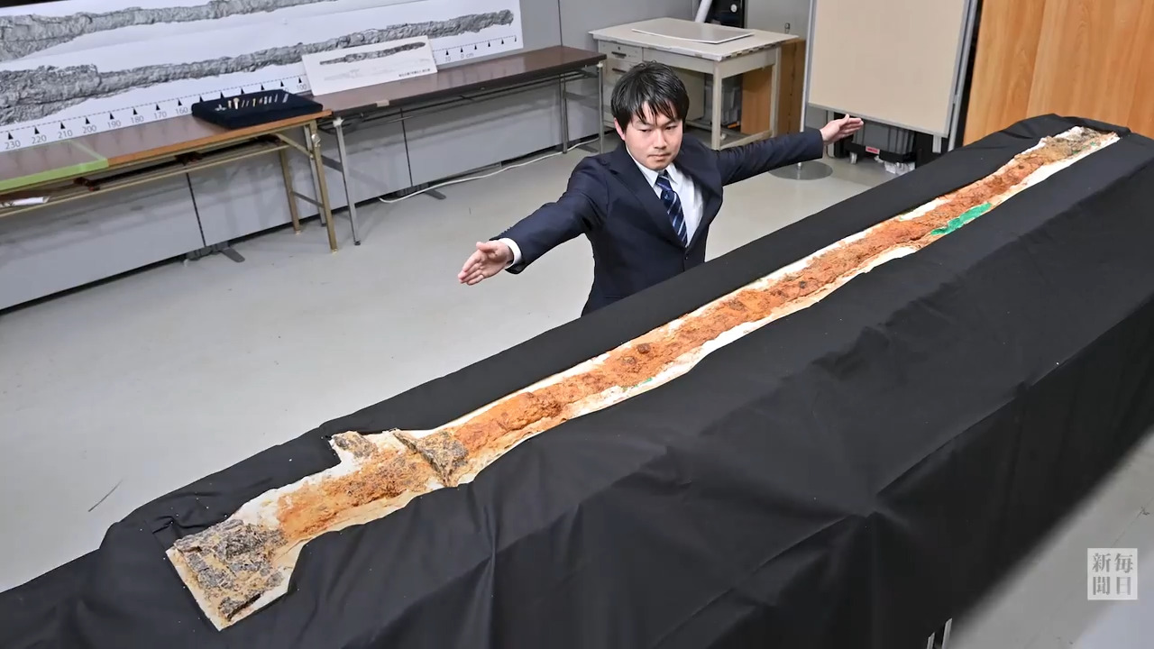 Tìm thấy thanh kiếm khổng lồ dài 2,37 m ở cố đô Nhật Bản- Ảnh 2.