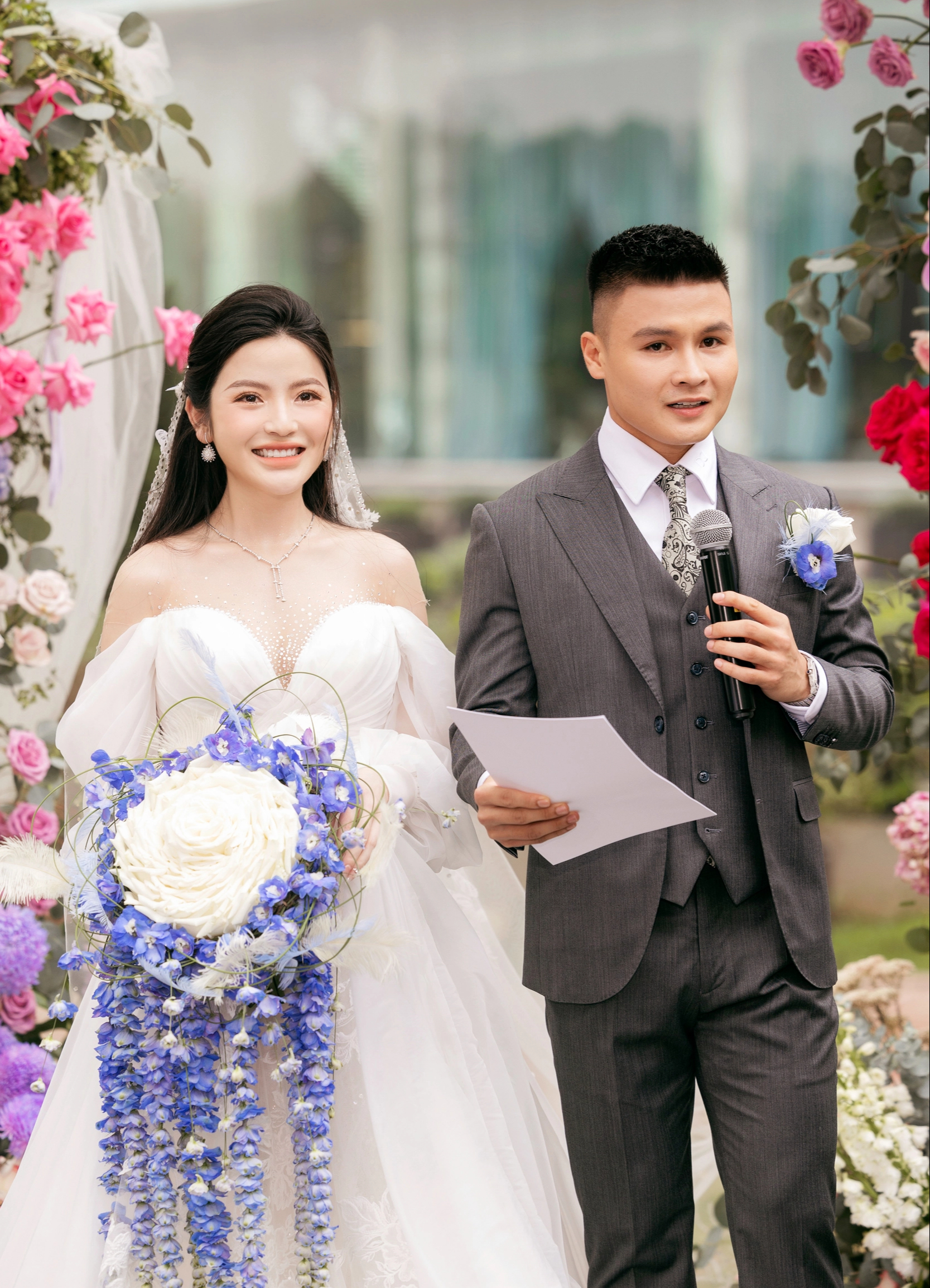 Cận cảnh 2 chiếc váy gần 600 triệu của bà xã Quang Hải mặc trong ngày cưới- Ảnh 9.