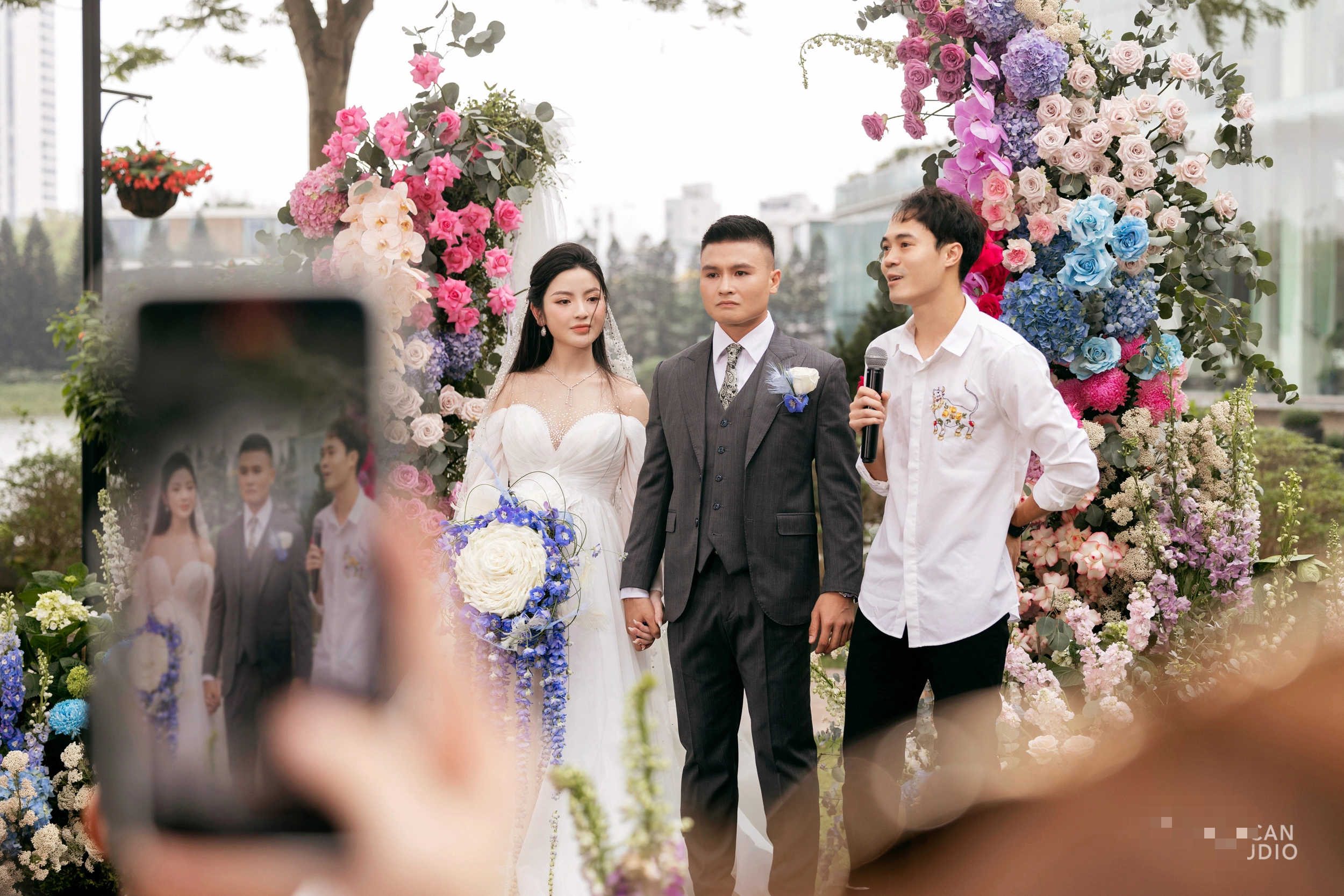 Cận cảnh 2 chiếc váy gần 600 triệu của bà xã Quang Hải mặc trong ngày cưới- Ảnh 8.