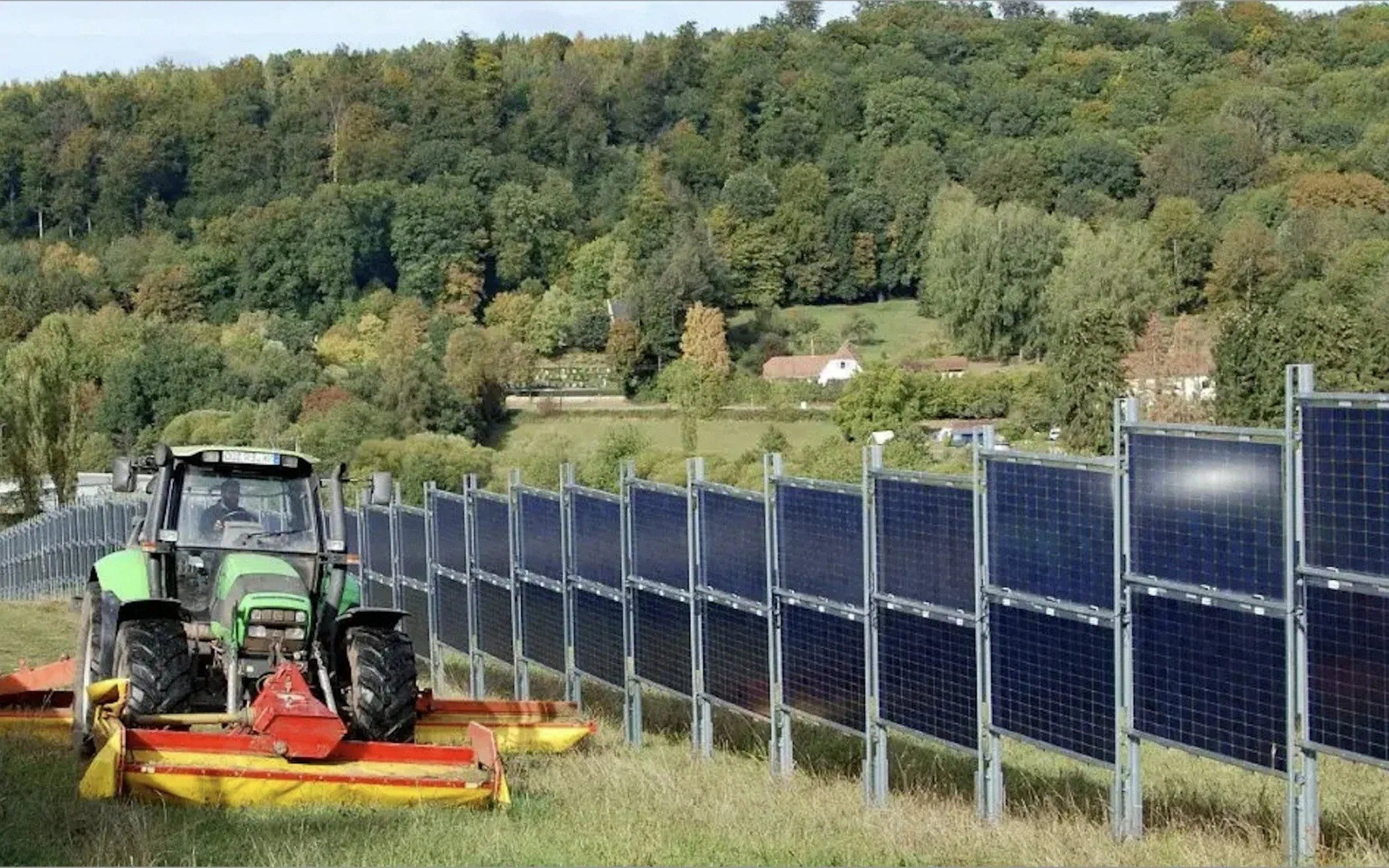Các tấm pin mặt trời được dùng làm hàng rào ở châu Âu: Cơn lũ hàng giá rẻ của Trung Quốc đã khiến một ngành đắt đỏ trở nên phải chăng như thế nào?- Ảnh 1.