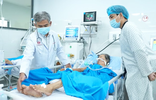 Bác sĩ 2 quốc gia phối hợp cứu bệnh nhân 'thập tử nhất sinh'- Ảnh 1.