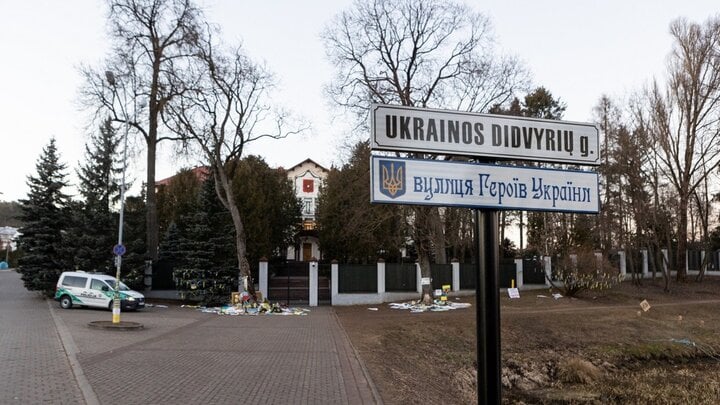 Đại sứ quán Nga ở Litva bị tấn công bằng bom xăng- Ảnh 1.