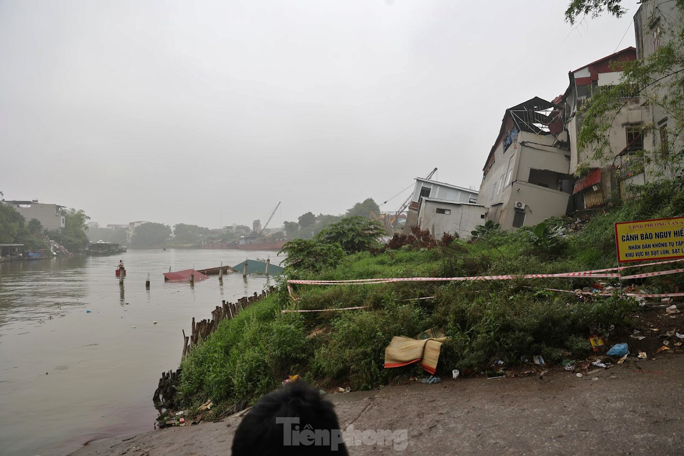 Xót xa hình ảnh những căn nhà đổ sập vì sụt lún bên sông Cầu- Ảnh 9.