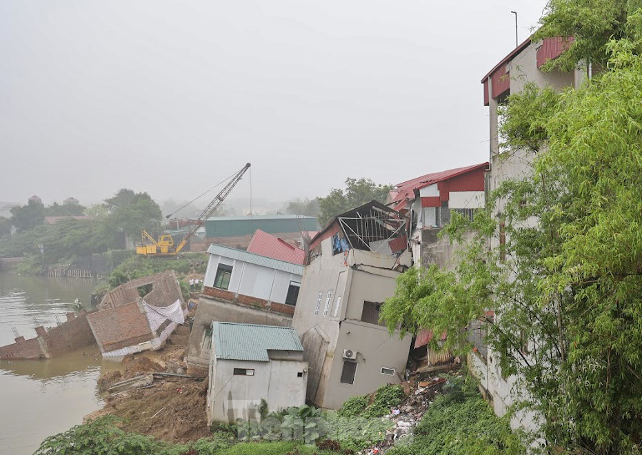 Xót xa hình ảnh những căn nhà đổ sập vì sụt lún bên sông Cầu- Ảnh 1.