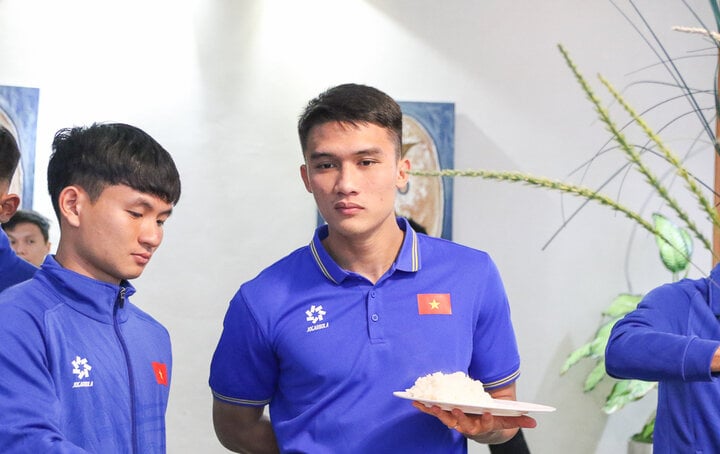 U23 Việt Nam tập buổi đầu tiên vào ban đêm- Ảnh 1.