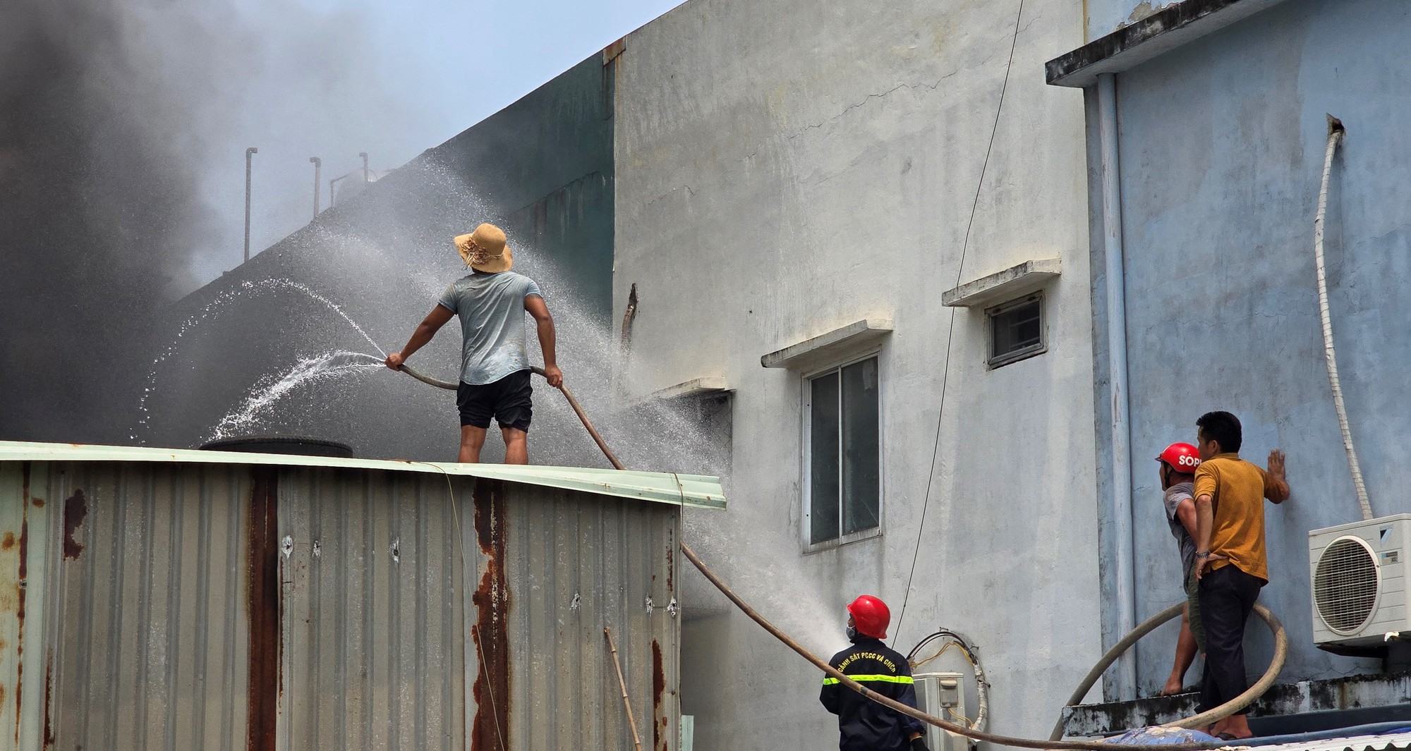 Cháy lớn khu nhà xưởng gần âu thuyền Thọ Quang, cột khói bốc cao hàng chục mét- Ảnh 4.
