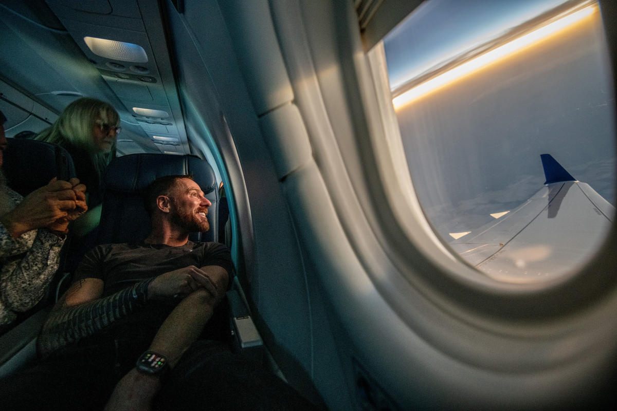 Chuyến bay lịch sử của Delta Airlines: Hàng trăm hành khách nín thở xem nhật thực trăm năm có một ở độ cao 9000 mét- Ảnh 6.