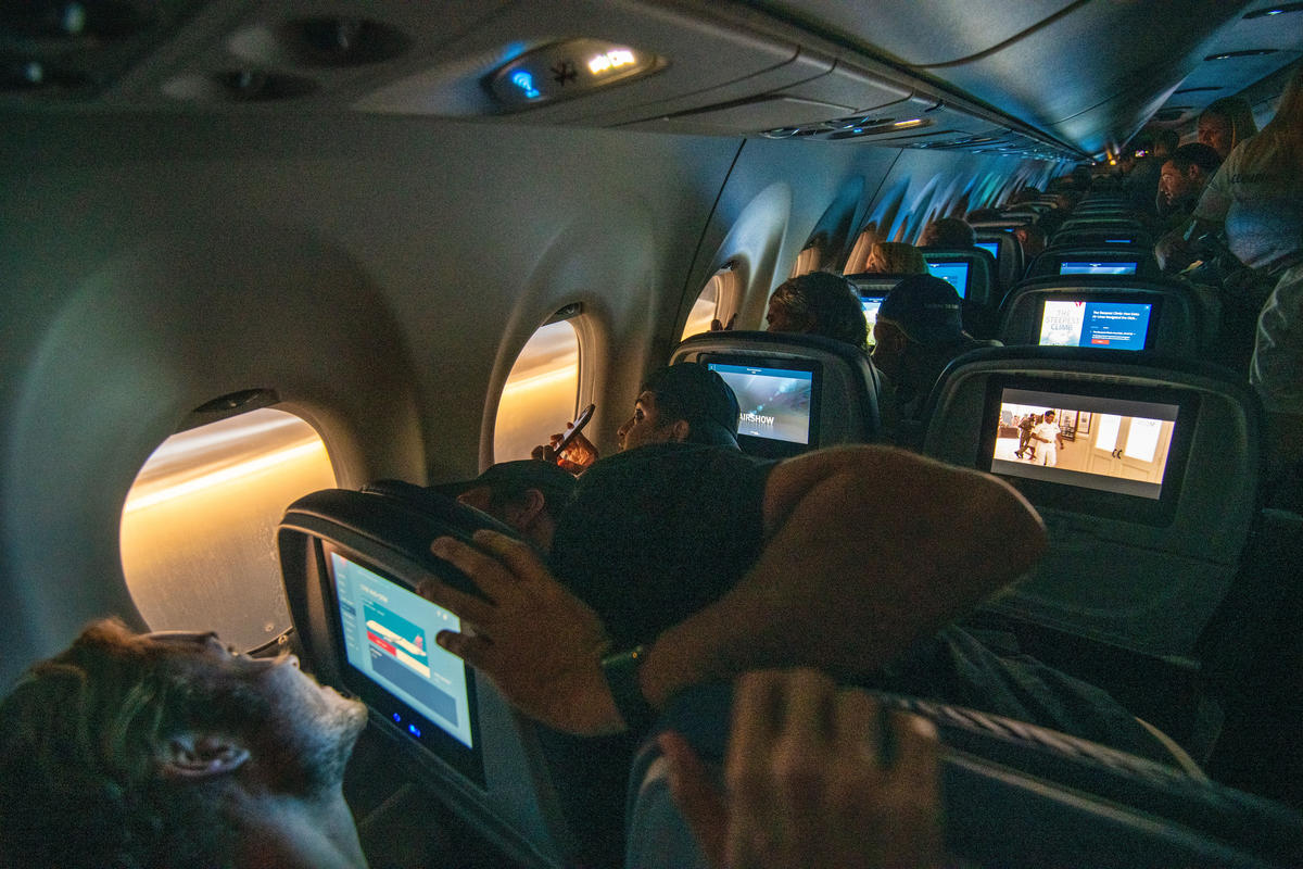 Chuyến bay lịch sử của Delta Airlines: Hàng trăm hành khách nín thở xem nhật thực trăm năm có một ở độ cao 9000 mét- Ảnh 4.