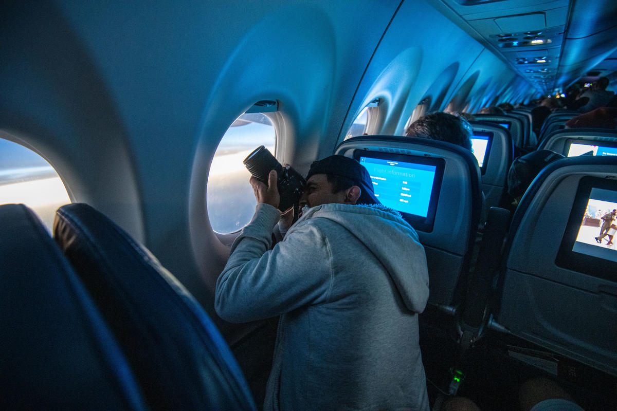 Chuyến bay lịch sử của Delta Airlines: Hàng trăm hành khách nín thở xem nhật thực trăm năm có một ở độ cao 9000 mét- Ảnh 7.