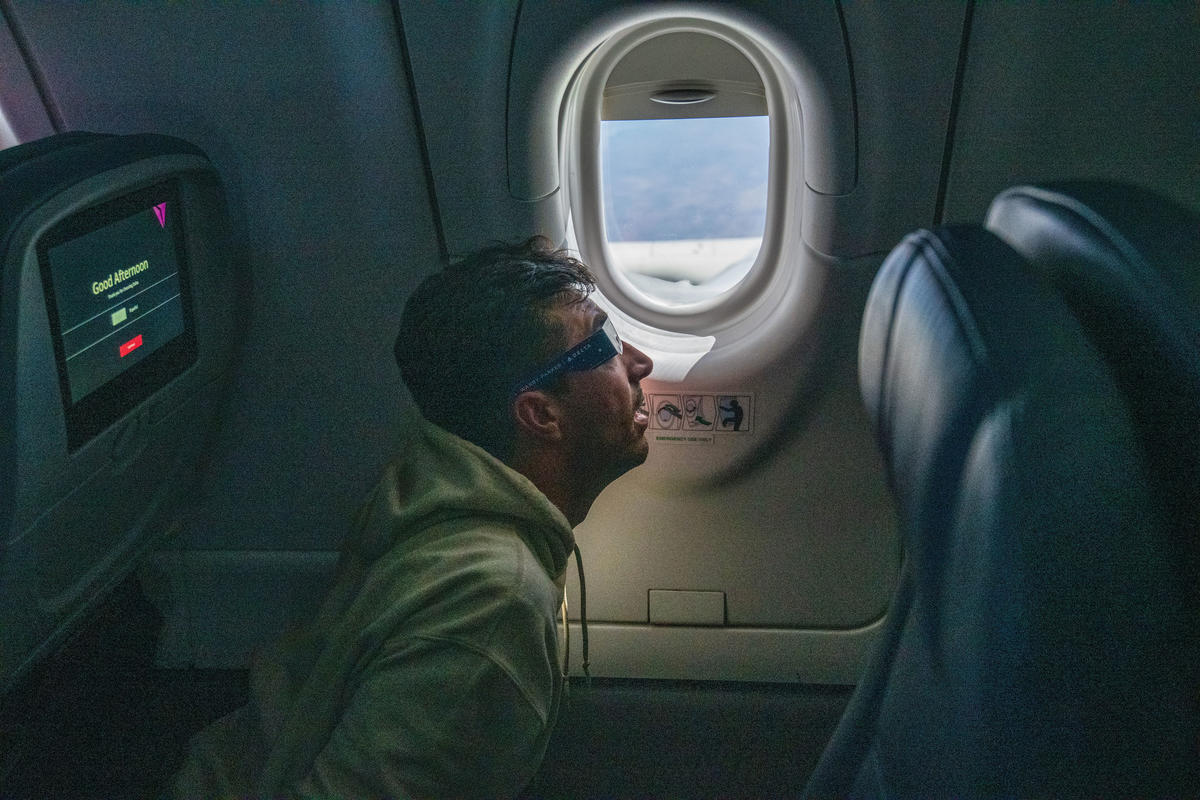 Chuyến bay lịch sử của Delta Airlines: Hàng trăm hành khách nín thở xem nhật thực trăm năm có một ở độ cao 9000 mét- Ảnh 8.