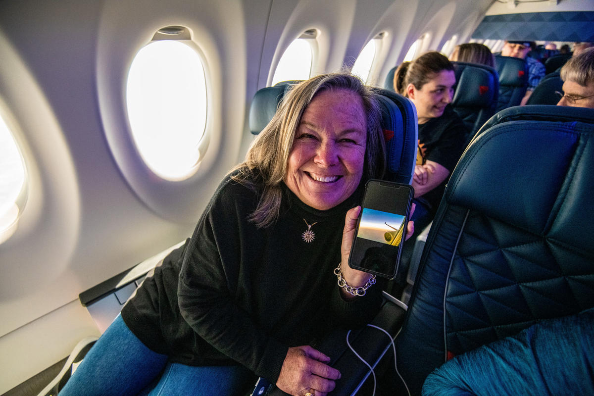 Chuyến bay lịch sử của Delta Airlines: Hàng trăm hành khách nín thở xem nhật thực trăm năm có một ở độ cao 9000 mét- Ảnh 11.