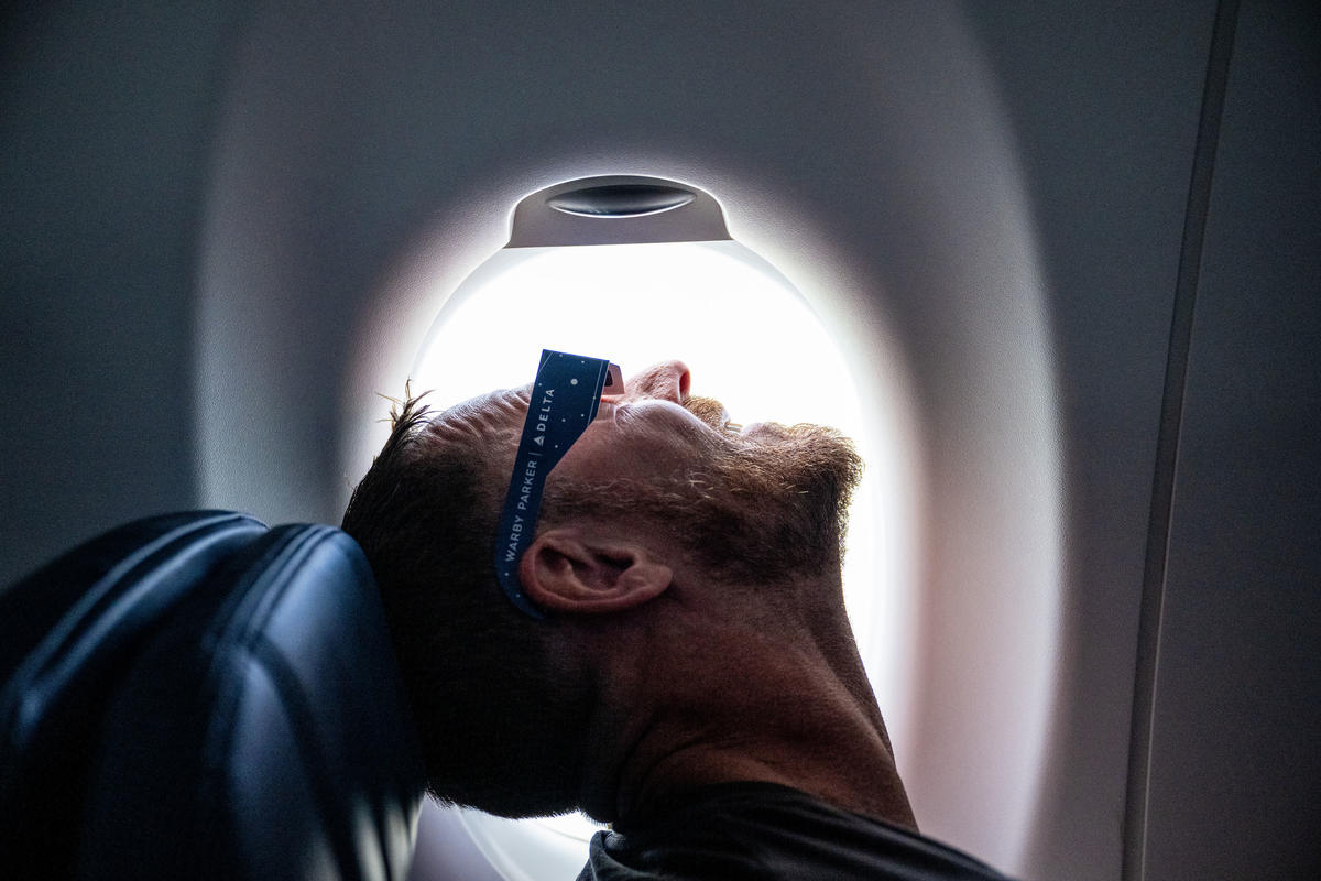Chuyến bay lịch sử của Delta Airlines: Hàng trăm hành khách nín thở xem nhật thực trăm năm có một ở độ cao 9000 mét- Ảnh 5.
