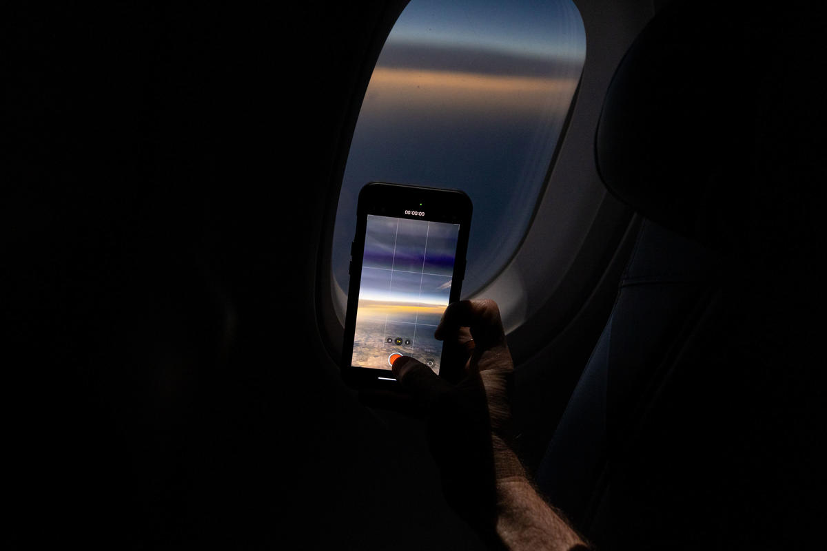Chuyến bay lịch sử của Delta Airlines: Hàng trăm hành khách nín thở xem nhật thực trăm năm có một ở độ cao 9000 mét- Ảnh 10.