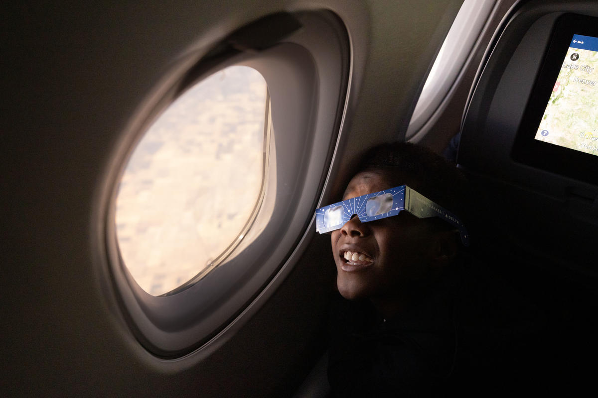 Chuyến bay lịch sử của Delta Airlines: Hàng trăm hành khách nín thở xem nhật thực trăm năm có một ở độ cao 9000 mét- Ảnh 3.
