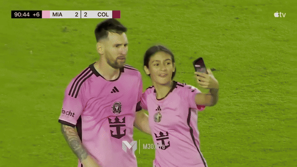 Fan nữ được Messi bảo vệ khi chạy vào sân để xin chụp ảnh chung- Ảnh 1.