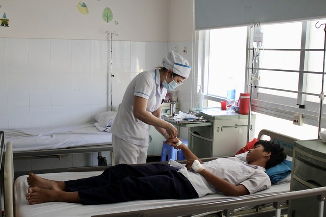 Thêm nhiều học sinh Khánh Hòa ngộ độc thực phẩm sau khi ăn cơm nắm, cơm cuộn- Ảnh 1.