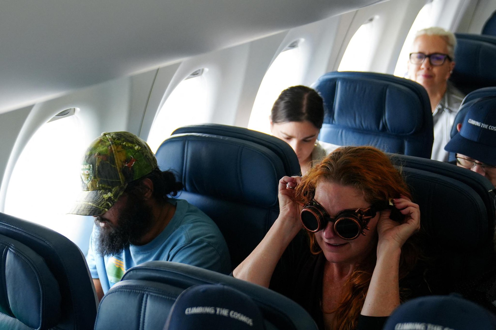 Chuyến bay lịch sử của Delta Airlines: Hàng trăm hành khách nín thở xem nhật thực trăm năm có một ở độ cao 9000 mét- Ảnh 2.