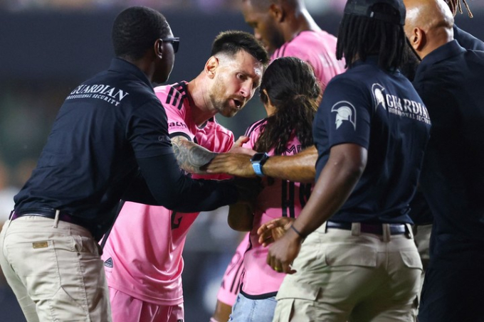 Fan nữ được Messi bảo vệ khi chạy vào sân để xin chụp ảnh chung- Ảnh 2.