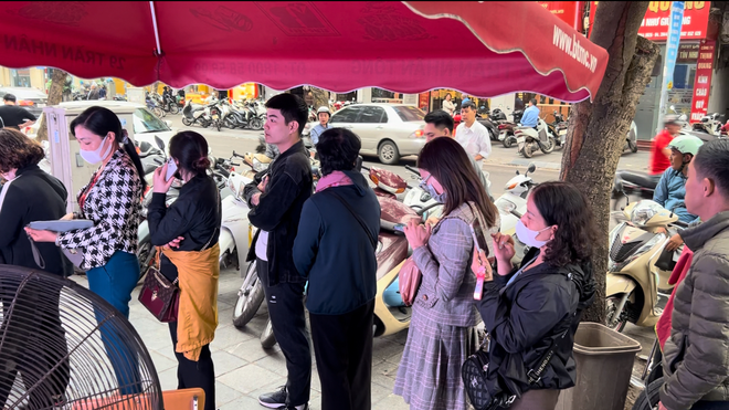 Giá vàng miếng SJC cao kỷ lục, người dân mua bán trao tay ngay ngoài cửa tiệm vàng- Ảnh 4.