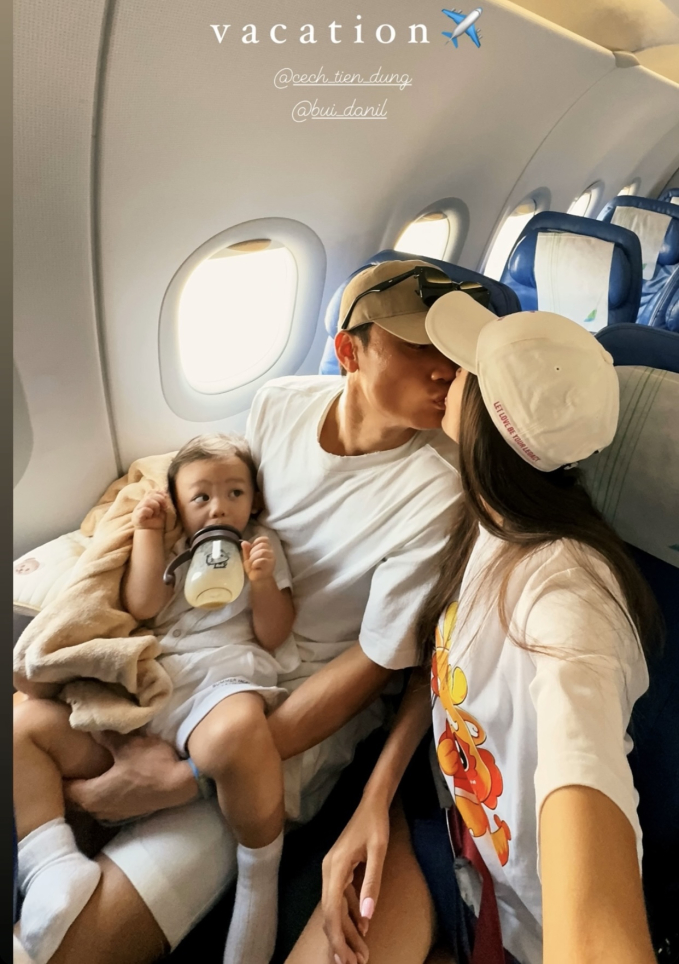 Cầu thủ đổ xô đi du lịch: Bùi Tiến Dũng khoá môi vợ cực tình trên máy bay, Lâm “Tây” cùng Yến Xuân đi Đà Lạt- Ảnh 1.