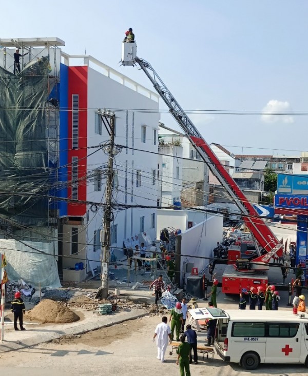 Hai công nhân ở Trà Vinh bị điện giật, mắc kẹt trên đường dây cao 15m- Ảnh 2.