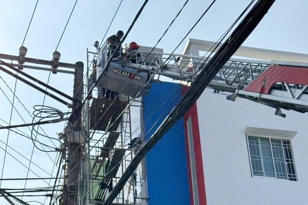 Hai công nhân ở Trà Vinh bị điện giật, mắc kẹt trên đường dây cao 15m- Ảnh 1.