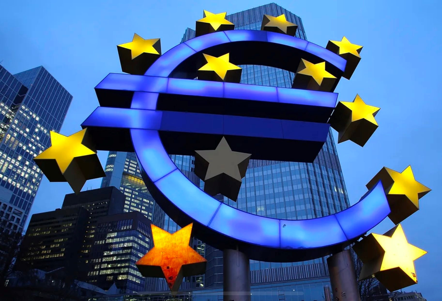 Lạm phát tháng 4 và GDP quý 1 khu vực đồng euro chính được công bố: ECB có thể đi trước FED trong việc hạ lãi suất?- Ảnh 1.