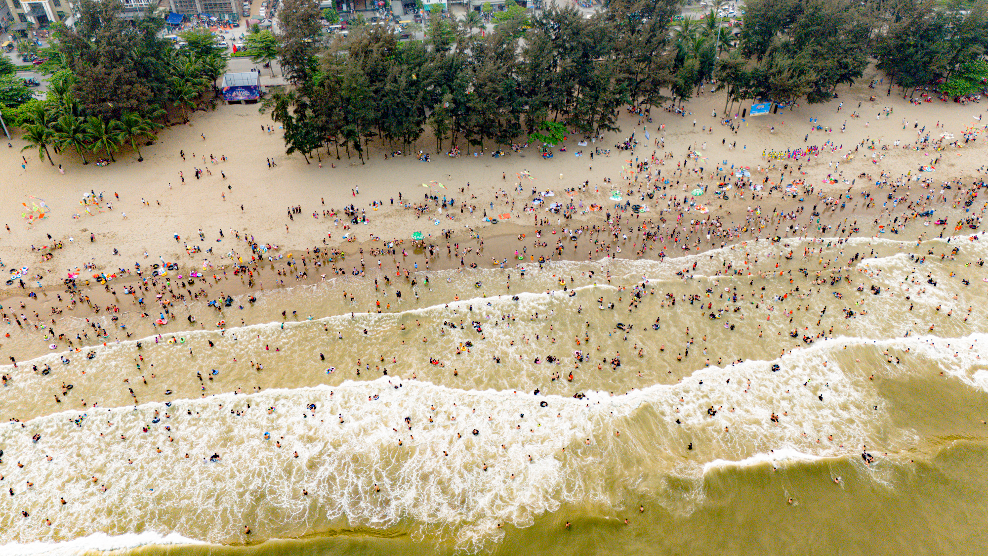 Bãi biển Sầm Sơn ken đặc người đổ về giải nhiệt, du khách nói 3 lý do quyết lựa chọn nơi này- Ảnh 2.