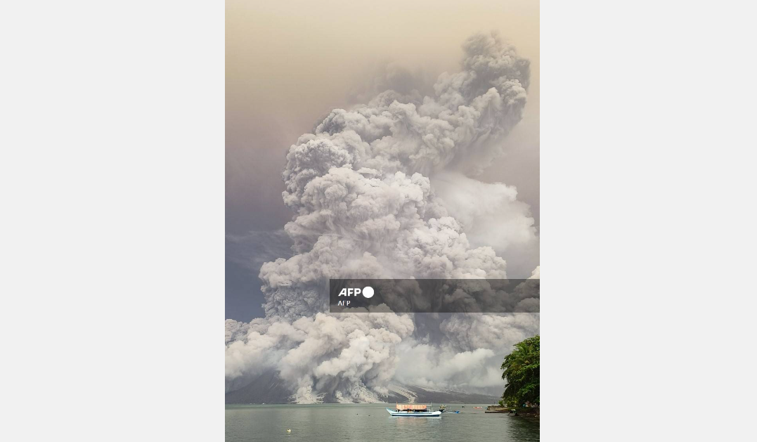 Núi lửa Ruang ở Indonesia phun trào, hơn 12.000 người phải sơ tán- Ảnh 1.