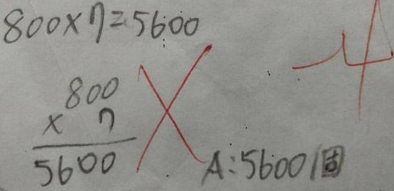 Học sinh giỏi nhất lớp làm phép tính 800x7=5600 bị gạch sai, phụ huynh nghe giải thích liền sôi máu: 