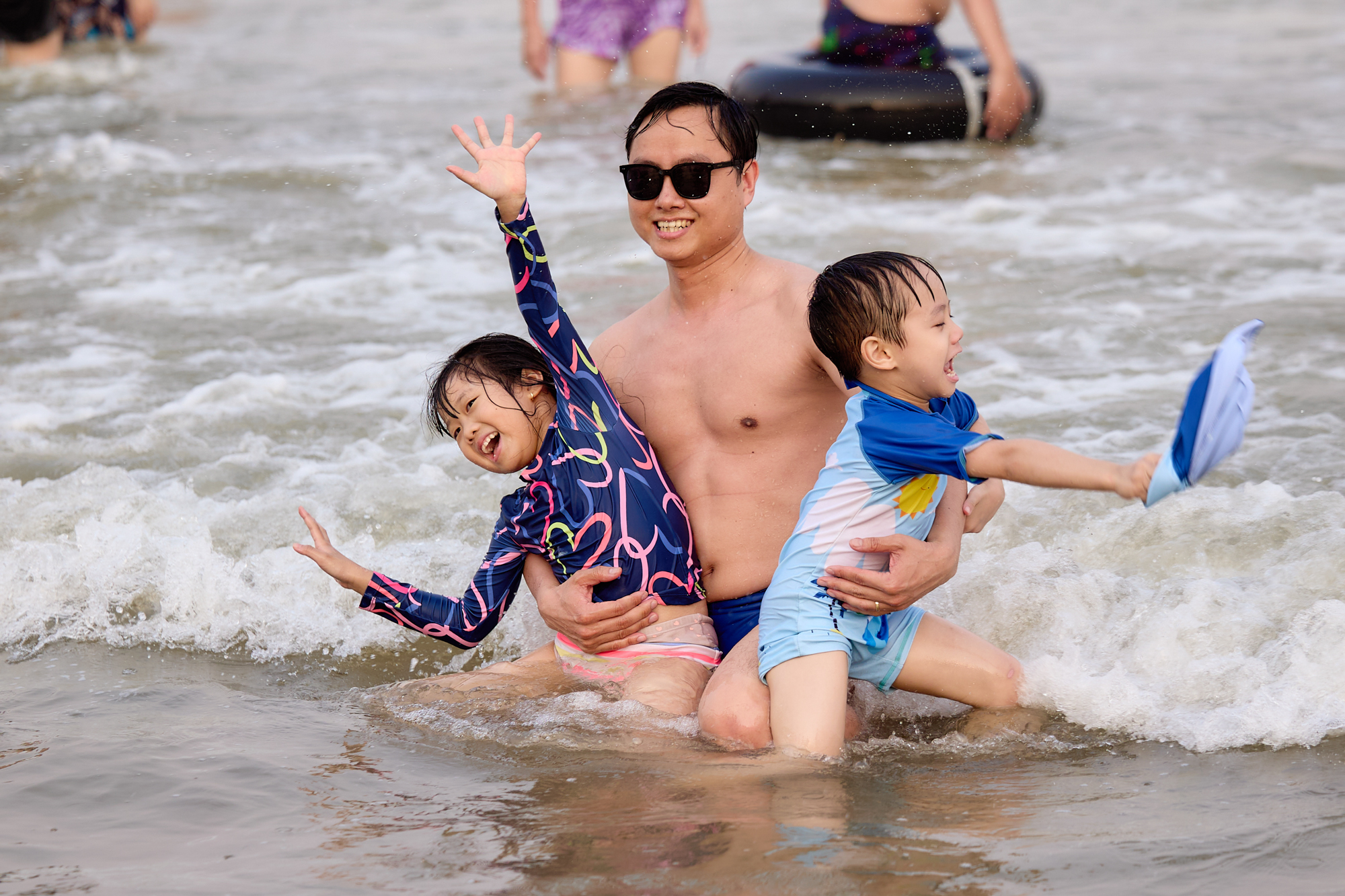 Bãi biển Sầm Sơn ken đặc người đổ về giải nhiệt, du khách nói 3 lý do quyết lựa chọn nơi này- Ảnh 6.