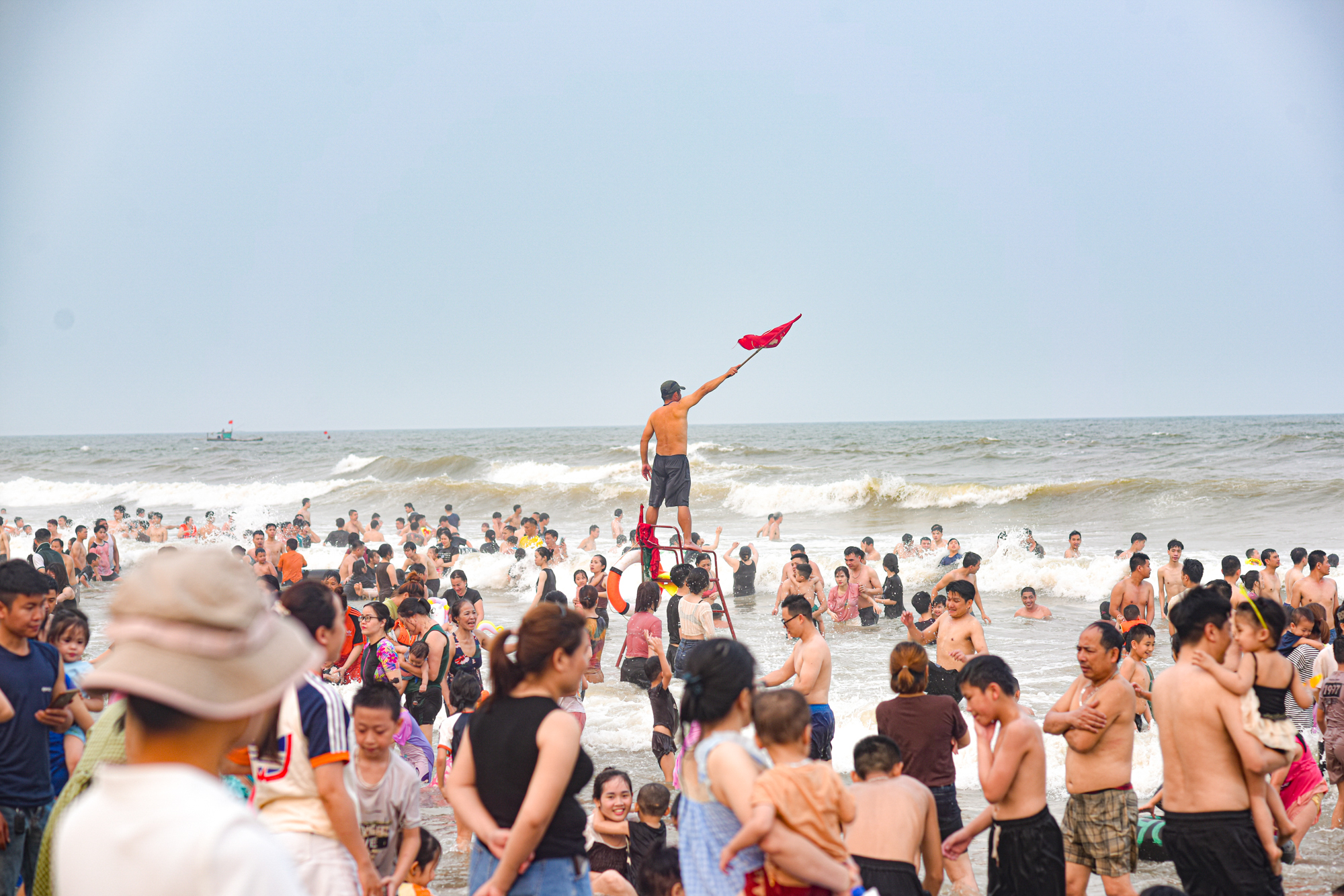 Bãi biển Sầm Sơn ken đặc người đổ về giải nhiệt, du khách nói 3 lý do quyết lựa chọn nơi này- Ảnh 8.