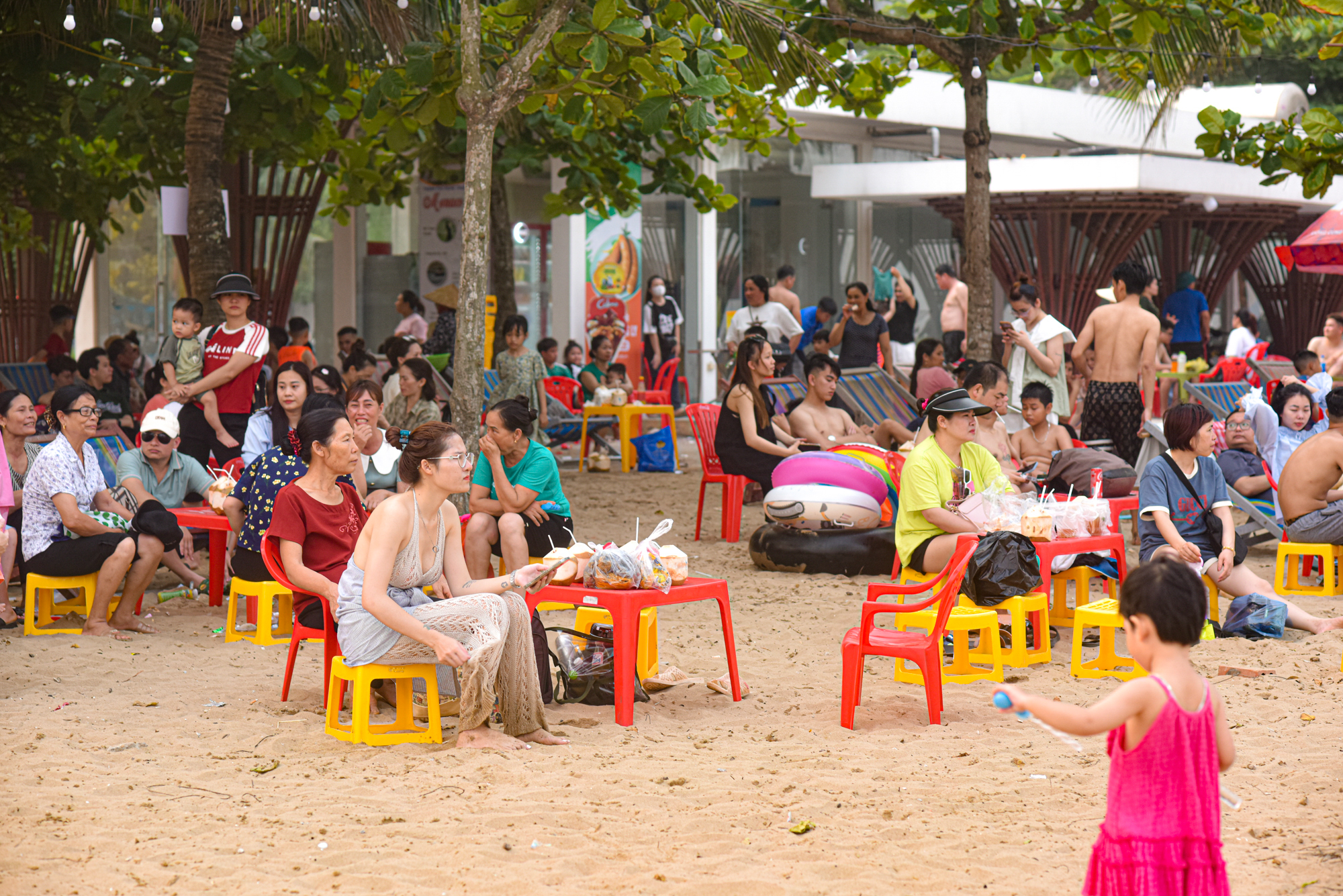 Bãi biển Sầm Sơn ken đặc người đổ về giải nhiệt, du khách nói 3 lý do quyết lựa chọn nơi này- Ảnh 9.