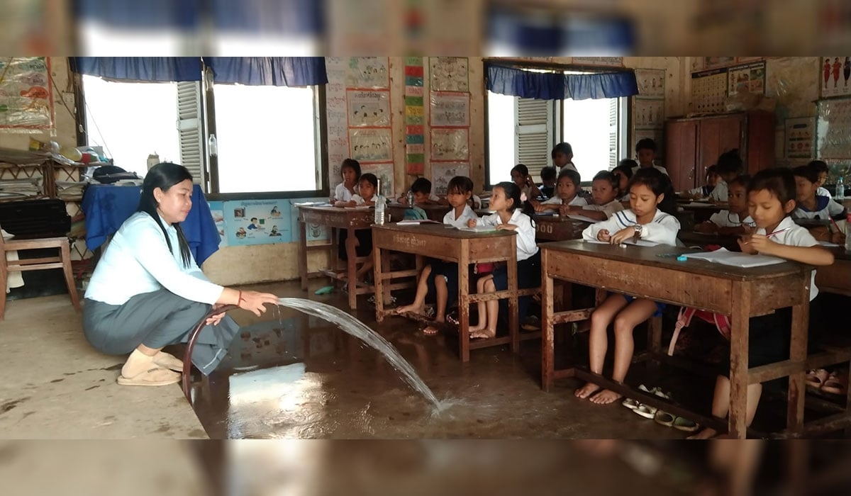 Nắng nóng đỉnh điểm, Campuchia điều chỉnh giờ học và bơm nước vào lớp học- Ảnh 1.