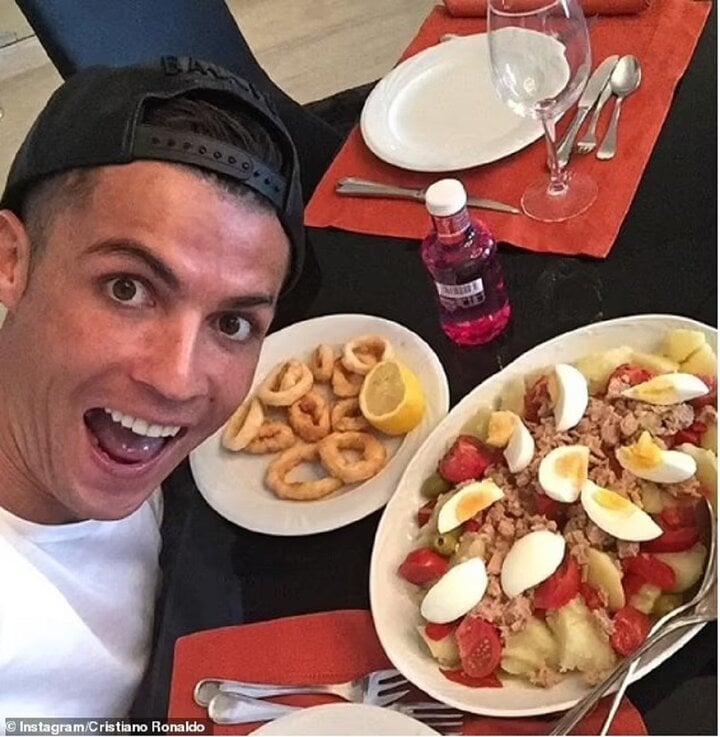 Thói quen dị của Ronaldo: Ngủ 5 giấc, nằm trong 'tủ lạnh', ăn kiểu phi hành gia- Ảnh 2.